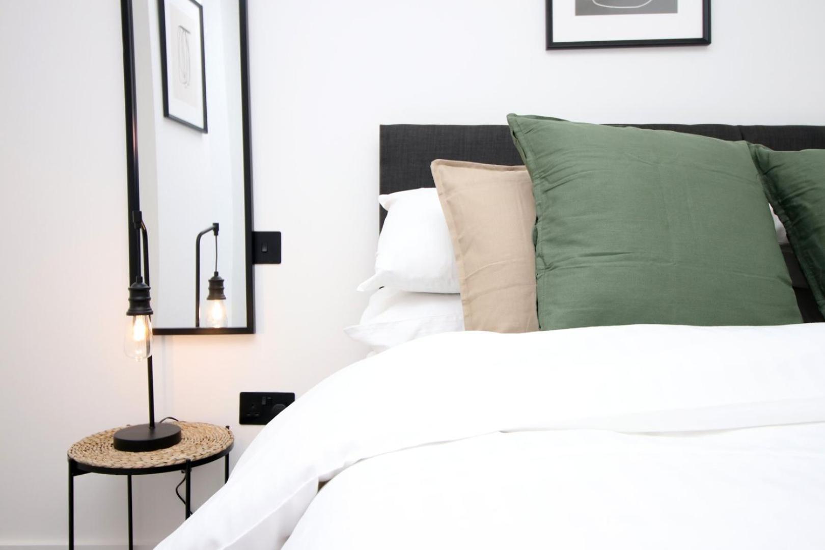 2 Bedroom With Free Parking Swindon Luaran gambar