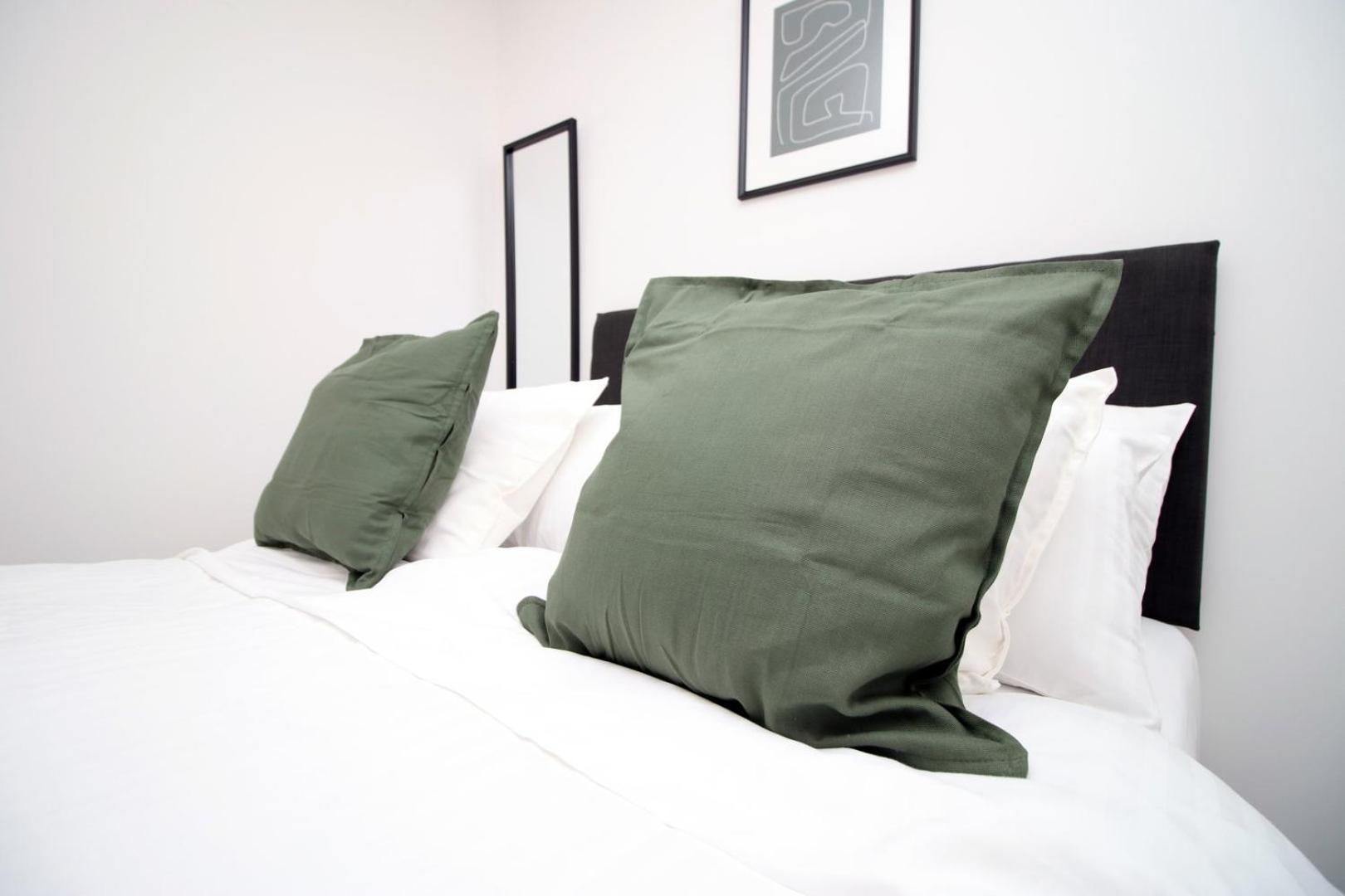 2 Bedroom With Free Parking Swindon Luaran gambar